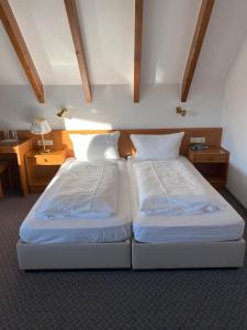 布莱特瑙Hotel Faller的双床间设有2张单人床。