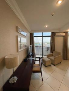 马瑙斯Manaus hotéis millennium flat的客厅配有沙发和带台灯的桌子