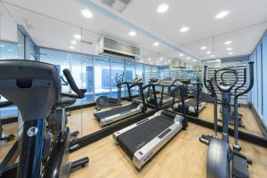 阿德莱德Oaks Glenelg Liberty Suites的健身房设有数台跑步机和有氧运动器材