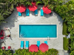 乔治敦The Locale Hotel Grand Cayman的享有带红伞的游泳池的顶部景致