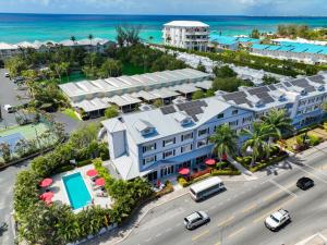 乔治敦The Locale Hotel Grand Cayman的海滩上的度假村的空中景致