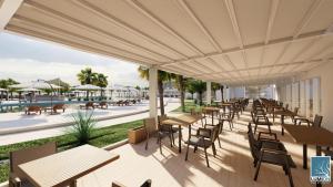 吉布提Gadileh Resort Hotel的一个带桌椅的户外庭院和一个游泳池