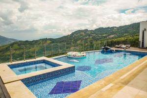 科帕卡瓦纳Villa Los tres Diamantes的山景游泳池