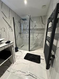 Saint-Georges-sur-BaulcheMaison design de 190m2的带淋浴和大理石墙壁的浴室