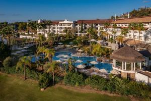 马贝拉The Westin La Quinta Golf Resort & Spa, Benahavis, Marbella的享有带游泳池的度假村的空中景致