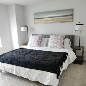 沃思堡Maison EMN的卧室配有一张带粉红色枕头的大床