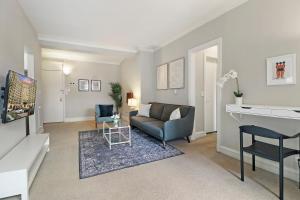 芝加哥Elegant 1-Bedroom Apartment in Hyde Park - Windermere 310的客厅配有沙发和桌子
