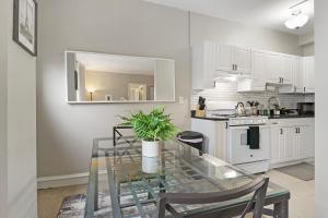Elegant 1BR Hyde Park Apartment - Windermere 310的厨房或小厨房