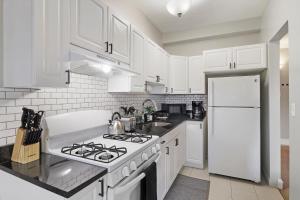 Elegant 1BR Hyde Park Apartment - Windermere 310的厨房或小厨房