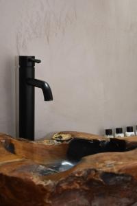 卡利斯托斯Αιγιαλίς - Πολυτελη διαμερισματα的木制浴缸及水面