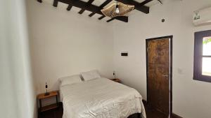 萨尔塔La Merced的一间卧室配有一张床和一扇木门