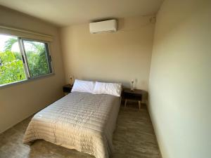 科尔多瓦Baita Di Franca的一间卧室设有一张床和一个窗口