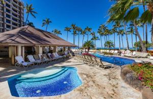 拉海纳The Kaanapali Alii By Maui Resort Rentals的一个带游泳池、椅子和棕榈树的度假村