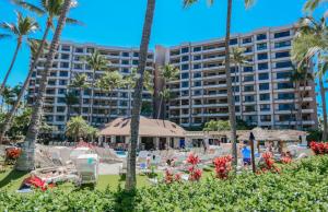拉海纳The Kaanapali Alii By Maui Resort Rentals的棕榈树和椅子的度假村