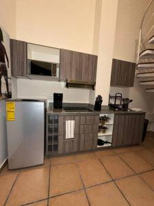 普拉亚科罗纳多Tower Suite Hotel Coronado的厨房配有不锈钢冰箱和橱柜