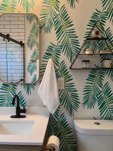 里诺Sunshine House的浴室拥有绿色棕榈叶壁纸