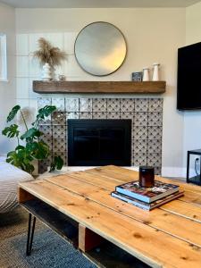 里诺Sunshine House的客厅配有桌子和壁炉