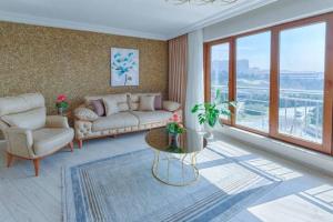 伊斯坦布尔Spacious Duplex With Stunning Halic Views的客厅配有沙发和桌子