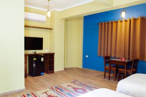 达哈布2Rest的客房设有1张床、1张办公桌和1台电视。