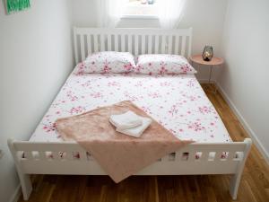 柳布什基An apartment M & K - 70 m2的小卧室配有白色的鲜花床