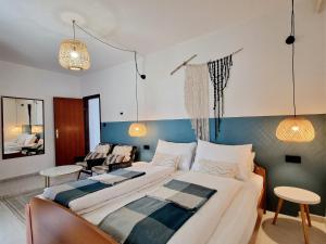 波雷奇Villa Aleksandar Porec的一间带两张床的卧室和一间客厅