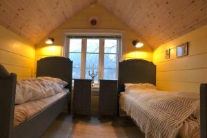 厄什塔Pålgarden的带2张床的客房,位于带窗户的房间内