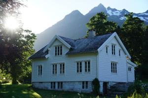 厄什塔Pålgarden的白色的山间房子