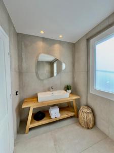 米克诺斯城Sofos Suites Mykonos的一间带水槽和镜子的浴室