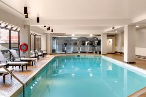 埃德蒙顿埃德蒙顿威斯汀酒店的一座配有桌椅的酒店游泳池