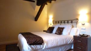 奥尼亚特托雷祖迈泰利酒店的卧室配有一张带两个枕头的大白色床