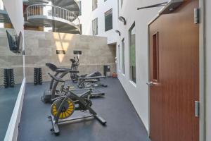 墨西哥城墨西哥爱普雷多城市快捷酒店的在健身房里一排健身自行车