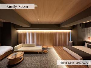 东京HOTEL TOMOS ASAKUSA的一间设有两张床和一张沙发的房间