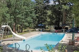 埃斯蒂斯帕克Nicky's Resort的公园里一个带滑梯的游泳池