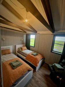 霍尔斯沃德吕尔Green Farm Stay with private hot tub的一间卧室,配有两张床