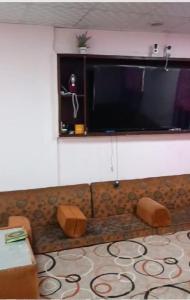 麦加الزيتونة 1的客厅配有大屏幕平面电视
