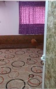 麦加الزيتونة 1的一间设有窗帘和铺有地毯的窗户的房间