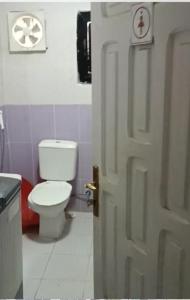 麦加الزيتونة 1的一间带白色卫生间和门的浴室