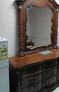麦加الزيتونة 1的配有镜子的古董梳妆台