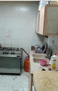 麦加الزيتونة 1的厨房配有炉灶和水槽。