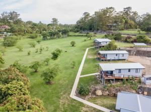 DiddillibahSunshine Coast retreat your own private golf course的享有度假屋和树木的空中景致