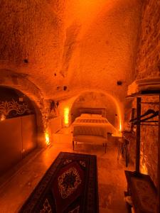 NarEuphoria Cave House的石头间内一间卧室,配有一张床