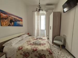 滨海波利尼亚诺奥罗拉公寓的卧室配有床、椅子和窗户。