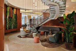 华沙华沙威斯汀酒店的大厅,大楼内有一个螺旋楼梯