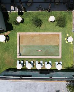 克雷塔罗Hotel Hércules的草地上网球场的顶部景观