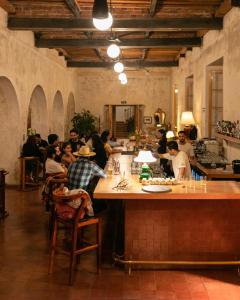 克雷塔罗Hotel Hércules的一群人坐在餐厅酒吧里