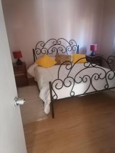 FreireCisnes del tolten的卧室配有黑色和白色的床以及黄色枕头