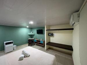 巴拿马城HOSTAL IBRAIS的一间卧室配有一张床,并在一间客房内配有电视。