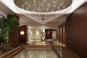 志摩市纳姆度假酒店的走廊上设有大吊灯
