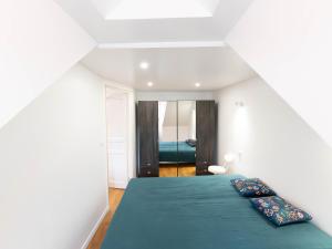 勒帕莱Appartement Le Palais, 2 pièces, 4 personnes - FR-1-418-253的一间卧室配有一张带绿毯的床