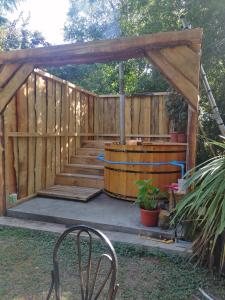 FreireCisnes del tolten的木甲板,设有凉亭和桶子
